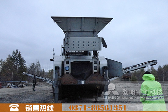 輪胎式移動破碎站工作現(xiàn)場